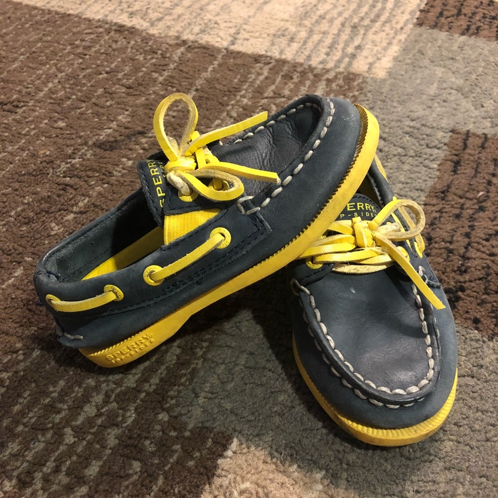 Boys Sperry boat shoes size 4